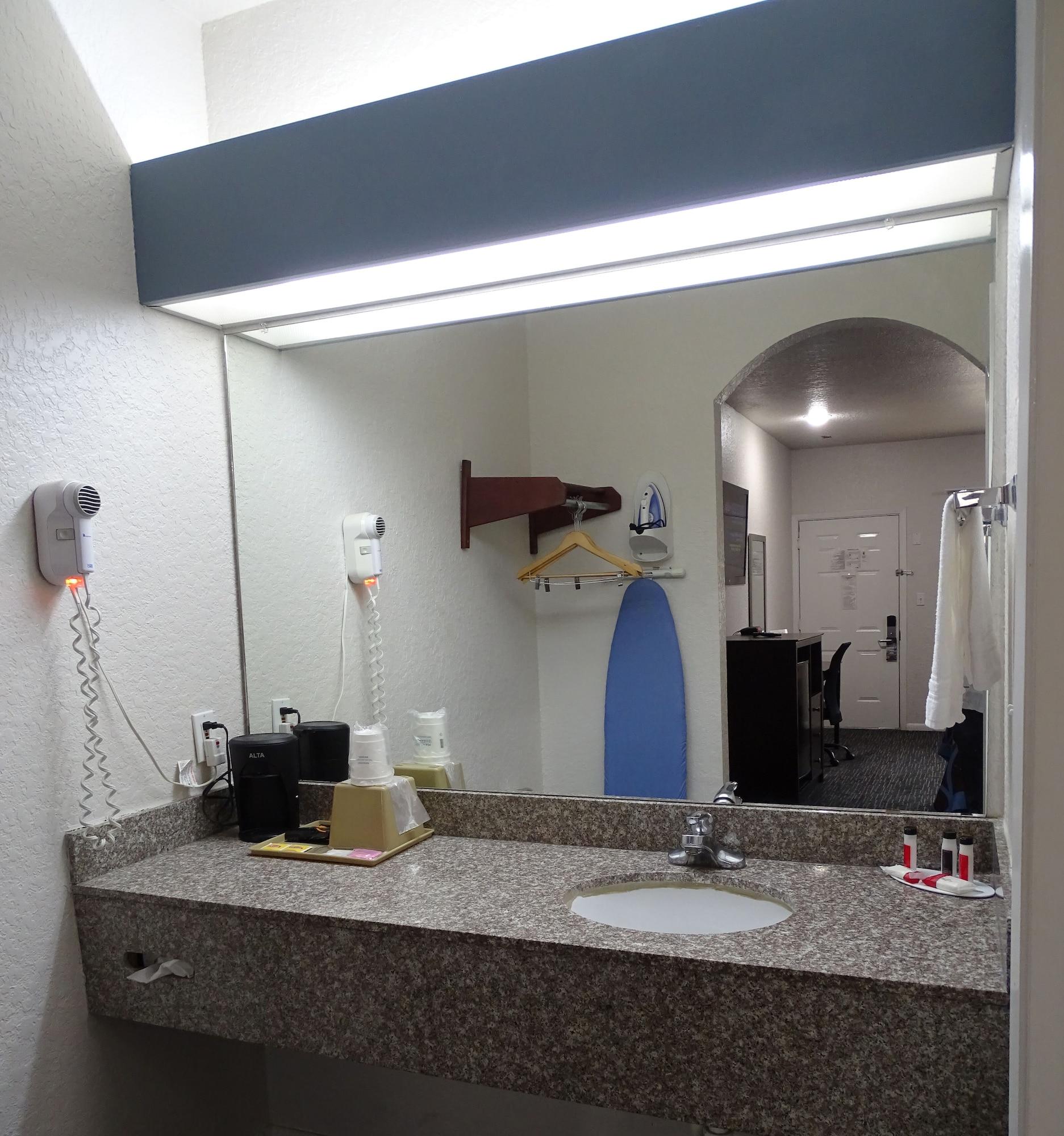 Super 8 By Wyndham Houston/Brookhollow Nw Bagian luar foto