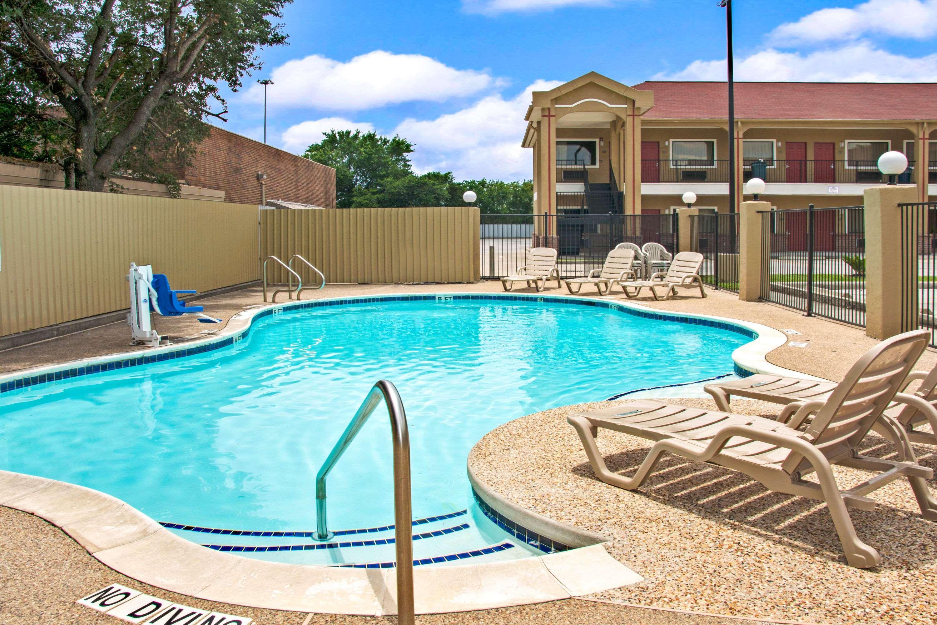 Super 8 By Wyndham Houston/Brookhollow Nw Bagian luar foto