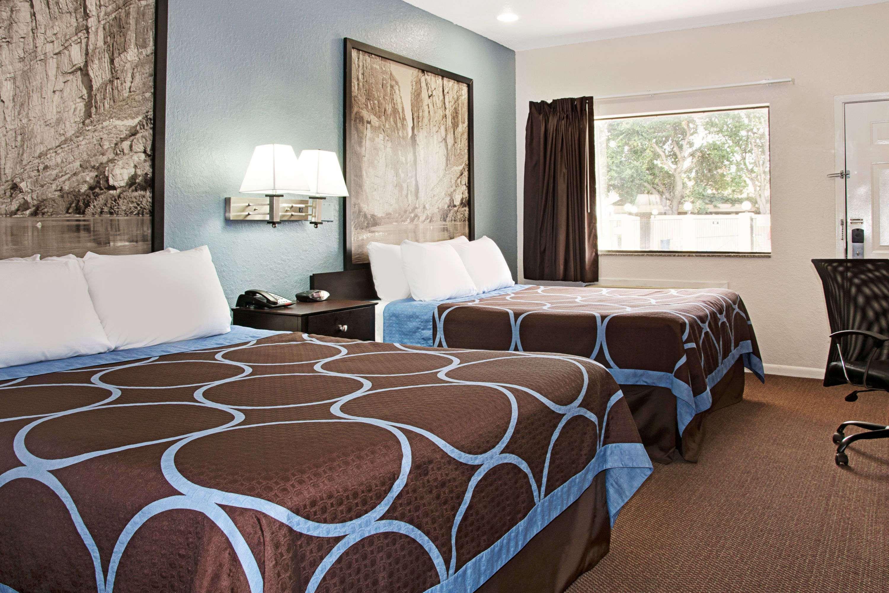Super 8 By Wyndham Houston/Brookhollow Nw Bagian luar foto