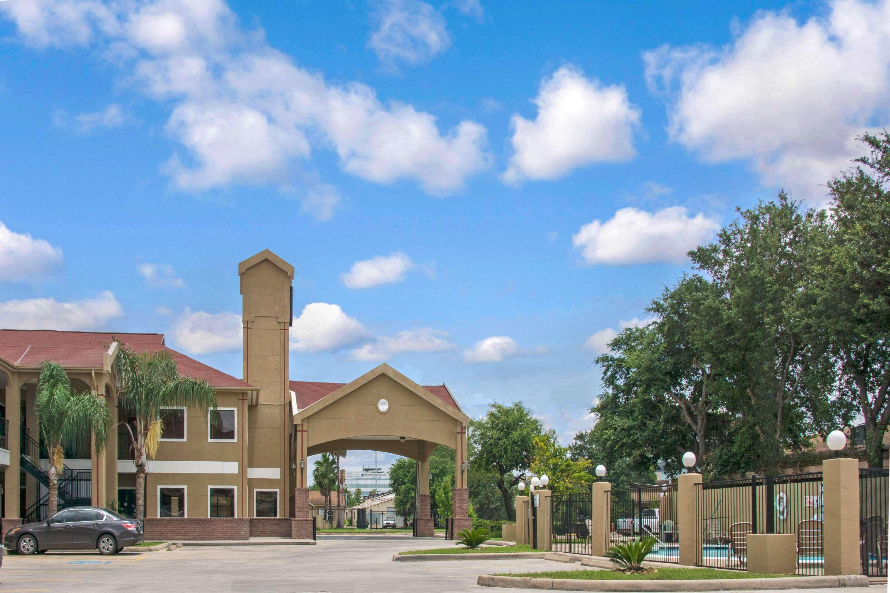 Super 8 By Wyndham Houston/Brookhollow Nw Bagian luar foto