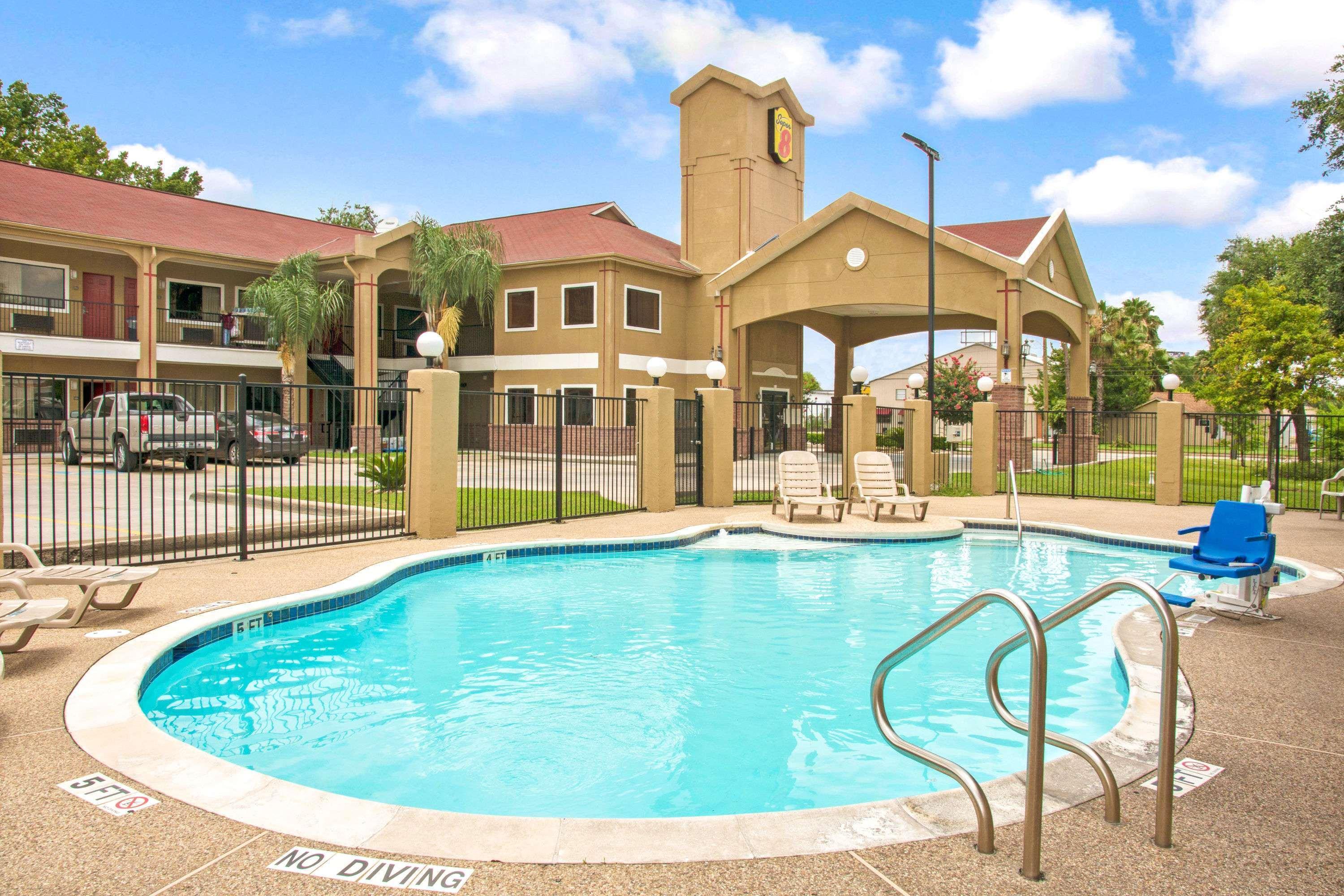 Super 8 By Wyndham Houston/Brookhollow Nw Bagian luar foto