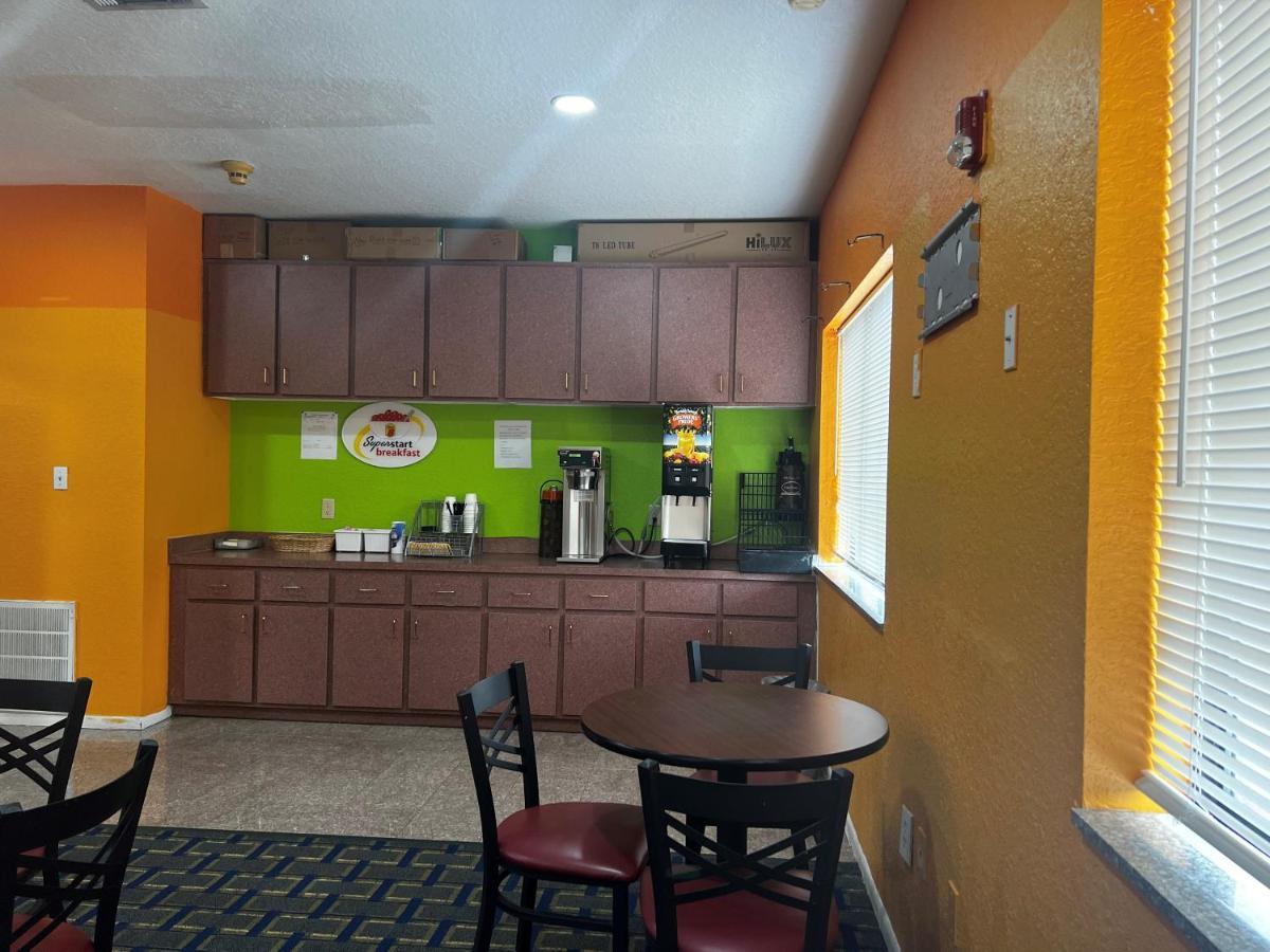 Super 8 By Wyndham Houston/Brookhollow Nw Bagian luar foto