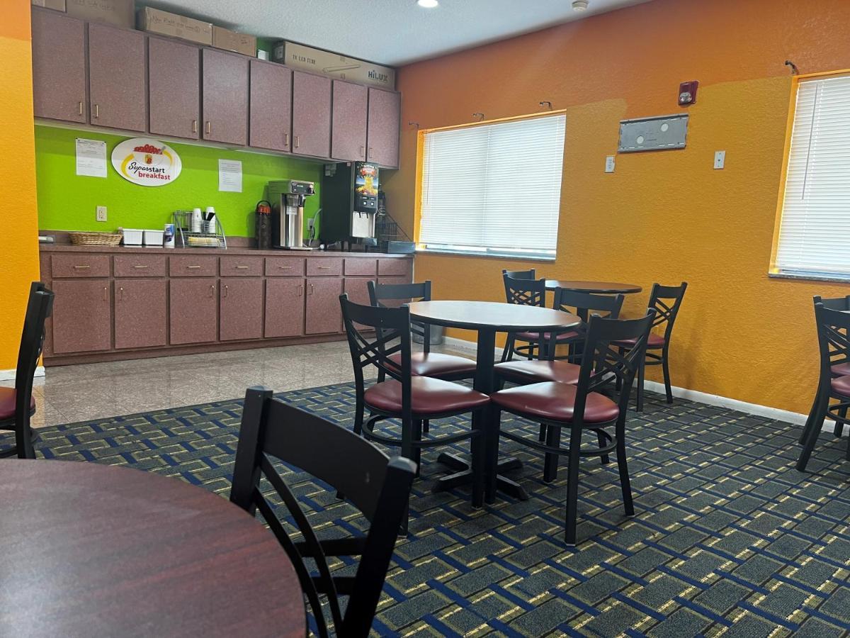 Super 8 By Wyndham Houston/Brookhollow Nw Bagian luar foto